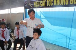 Hà Tĩnh: Tiệm cắt tóc không đồng dành cho học sinh nghèo