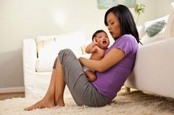 Thấy con gái ngày nào cũng ra 'cái hố thần kì' chôn chôn lấp lấp thứ gì đó, tôi lén moi lên xem rồi chết lặng người trước những dòng chữ nghệch ngoạc của con