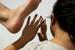 Tôi có nên khuyên con gái ly hôn người chồng vũ phu?