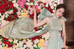 Nam Em gây ấn tượng khi diện áo dài trong suốt, khoe vòng eo 54 cm 'tí hon'