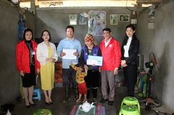 Cháu bé người Mông bị u não cần được giúp đỡ