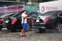Dịch vụ 'làm đẹp' cho xe ô tô dịp gần Tết hốt bội tiền