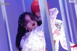 HyunA và bạn trai gây tranh cãi vì màn diễn phản cảm
