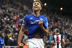 CHUYỂN NHƯỢNG 1/1: Barca mua Aubameyang. MU chi tới 50 triệu cho tiền đạo mới