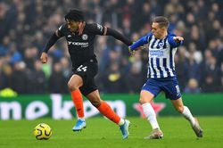 Chelsea đánh rơi chiến thắng ngày đầu năm