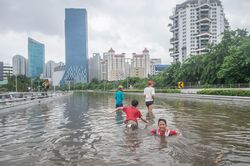 Vỡ đê tại Indonesia, nước lũ dâng cao 4m khiến nhiều người thiệt mạng
