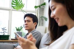 Sáng nay đi làm, đồng nghiệp đều nhìn tôi cười tủm tỉm một cách kỳ lạ, tôi hỏi nhưng không ai trả lời cho tới khi được xem bức ảnh trên facebook của vợ