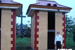 Người đàn ông kỳ dị: Câu cá toàn dính xác chết và cuộc rình mò người ném hài nhi xuống sông
