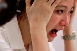 Đang ăn cơm thì chồng nhận được điện thoại từ số máy lạ, anh bật loa ngoài, vừa nghe tiếng nói vang lên, tôi sởn da gà, tái mặt vì sốc