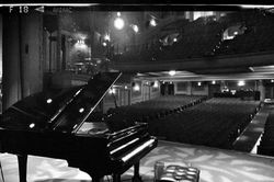 Diễn tập trong nhà hát cổ, nghệ sĩ piano phát hiện chi tiết đáng sợ