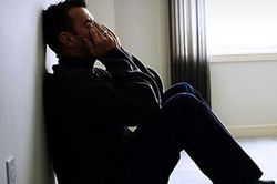 Phát hiện vợ mất tích vào lúc nửa đêm, cả nhà tôi nháo nhào đi tìm để rồi chết sững khi thấy cô ấy bế con đứng trên thành cầu