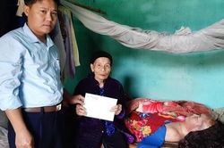 Trao tiền ủng hộ của bạn đọc Báo Gia đình & Xã hội đến những phận đời bất hạnh ở Thanh Hóa