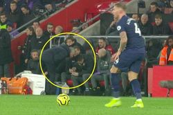 Mourinho nhận thẻ vàng vì nhìn trộm chiến thuật đối thủ