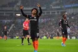 Tiền đạo Iran xúc động sau pha ngả người móc bóng tung lưới Chelsea