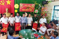 Bộ Tư lệnh vùng 5 hải quân chúc Tết đảo Nam Du
