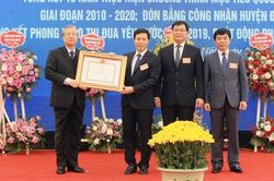 Đồng chí Trần Quốc Vượng trao chứng nhận chuẩn nông thôn mới cho huyện Tiền Hải