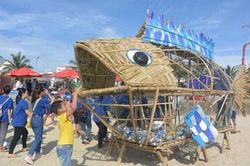 Độc đáo mô hình thu gom rác thải nhựa nơi bãi biển