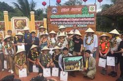 'Xông đất' Hội An, nhóm du khách Ý 'hóa thân' thành nông dân