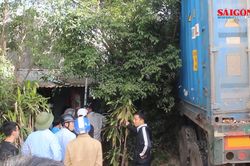 Xe đầu kéo lao vào 2 ngôi nhà có 5 người đang ngủ say