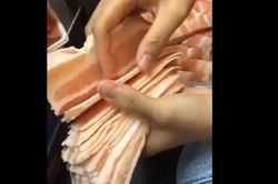 Dân mạng cười lăn với hình ảnh đếm thịt lợn quý như vàng