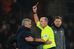 Xem trộm chiến thuật đối thủ, Mourinho lĩnh thẻ