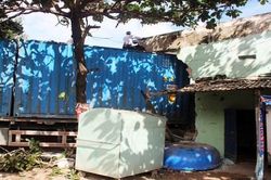 Xe đầu kéo tông sập 2 nhà dân, tài xế tử vong trong cabin
