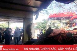 Tránh đàn bò, xe khách giường nằm đâm vào nhà dân lúc giữa trưa