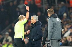 CLIP: Hài hước trước cảnh Mourinho 'ăn thẻ' vì xem trộm ghi chép của đối thủ
