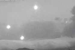 Rùng mình trước hình ảnh vật thể lạ nghi UFO đi khám sát
