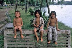 Kho ảnh khổng lồ về Việt Nam 1991-1993: Bên bờ hồ Gươm