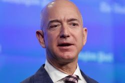 Jeff Bezos mất 10 tỷ USD một năm vẫn là người giàu nhất hành tinh