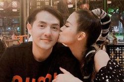 Gia đình sao Việt mừng năm mới 2020: Đông Nhi hôn má chồng, 'mẹ bỉm' Lan Khuê mở tiệc tại nhà riêng
