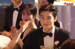 Han Ji Min - Cha Eun Woo (ASTRO): Lại thêm một cặp chị em đẹp đôi dù hơn kém 15 tuổi!