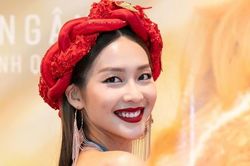 Vừa 'lấn sân' ca hát, Khả Ngân gây choáng khi công bố loạt dự án
