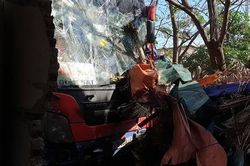 Xe khách tránh trâu trên đường đâm vào nhà dân, nhiều người may mắn thoát chết