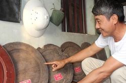 Người bỏ hơn 30 năm sưu tầm hàng trăm mâm gỗ cổ, chỉ để dùng 1 lần dịp Tết