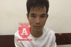 Vùng vẫy khi để lộ gói ma túy, đối tượng lập tức bị khống chế