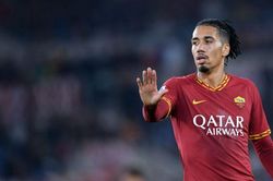 Chris Smalling đang là nỗi hổ thẹn của M.U mùa này