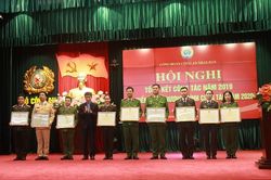 Trao tặng trên 15.000 suất quà cho đoàn viên, người lao động trong Công an nhân dân