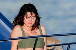 Selena Gomez diện bikini, tắm nắng trên du thuyền