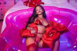 Rihanna tạo dáng gợi cảm khi chụp ảnh quảng cáo nội y