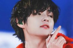 V BTS gây 'nóng mắt' với hành động cởi áo, để lộ bờ vai trần