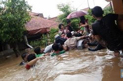 Indonesia 'đuổi mây, dời mưa' để cứu thủ đô