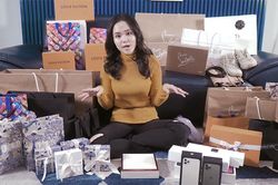Sau cầu hôn, bạn gái Duy Mạnh lại khoe màn 'đập hộp' hoành tráng