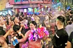 Tết Tây ở 'phố Tây'