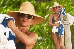 Jennifer Aniston diện bikini khoe body nuột nà ở tuổi 50