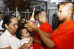 Phật tử đến chùa Gangarama ở Sri Lanka cầu may cho năm mới