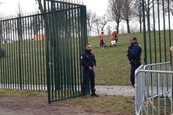 Lại xảy ra đâm người hàng loạt ở ngoại ô Paris, cảnh sát đã nổ súng