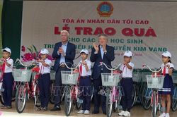 Thăm và tặng quà cho học sinh nghèo tại Phú Yên