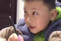Thấy bố nổi nóng khi kèm mình học, cậu bé lém lỉnh có hành động dỗ ngược lại bố siêu đáng yêu, thế này thì ai mà nỡ giận